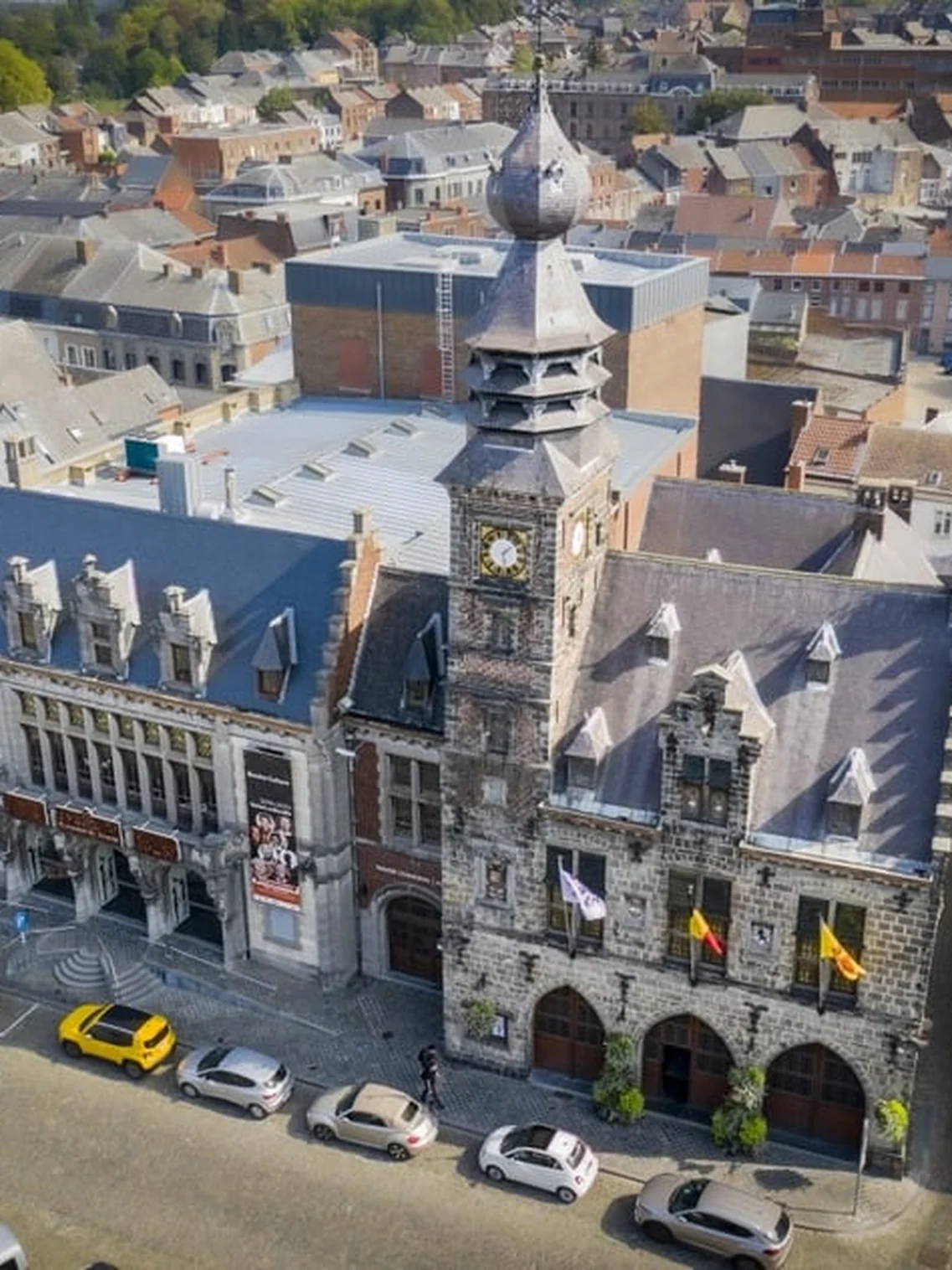 Vue aérienne de la Grand-Place de Binche, son hôtel de ville et son beffroi