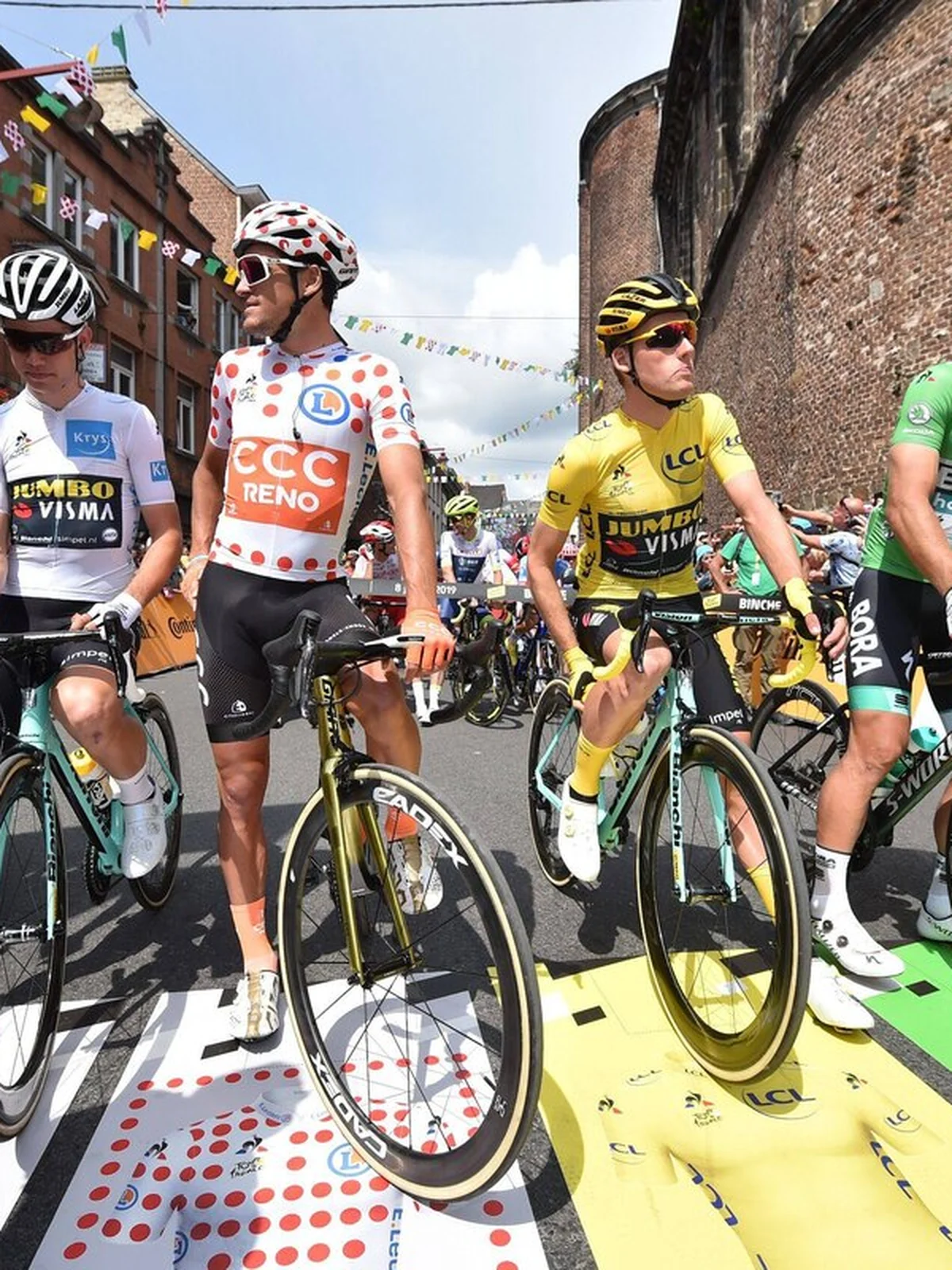 Le peloton du Tour de France au départ de Binche, maillots jaune, vert et à pois en première ligne