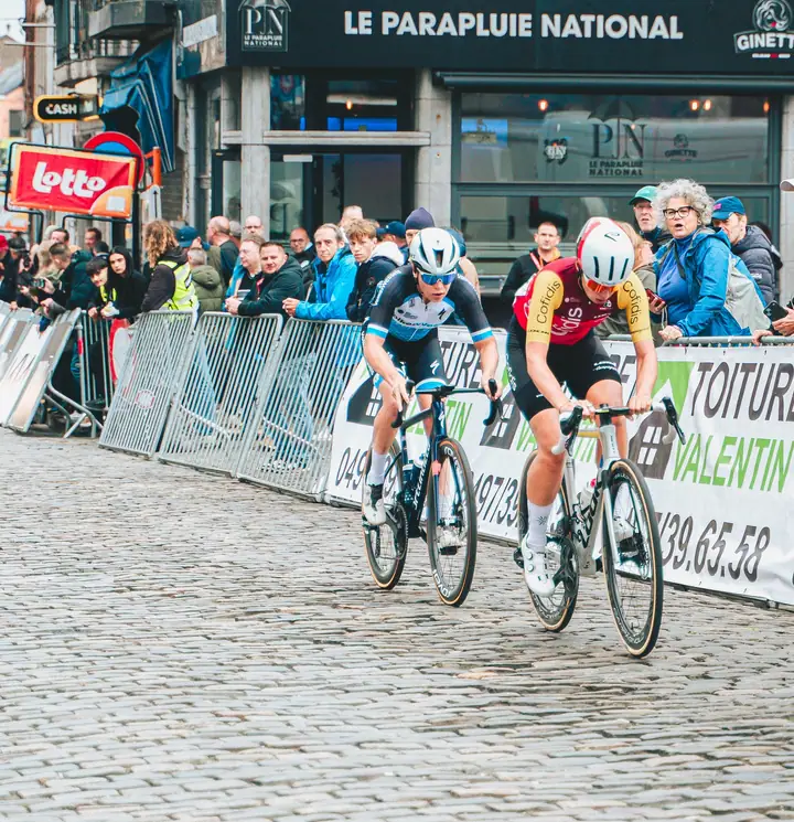 Deux coureuses à l'attaque dans la montée pavée